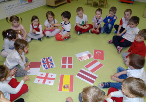 04 Dzieci oglądają różne flagi